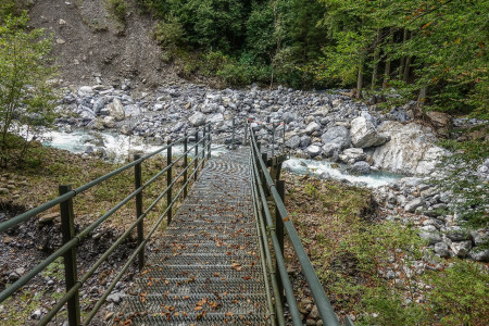 durch Hochwasser zerstörte Brücke